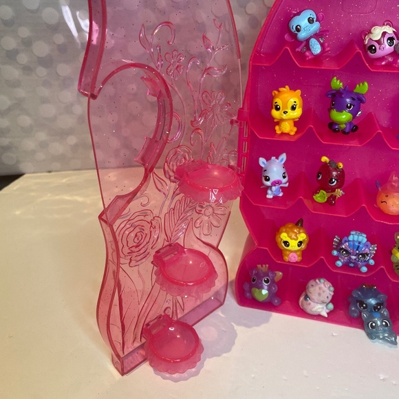Hatchimals CollEGGtibles Collector's Case - Picture 7 of 13